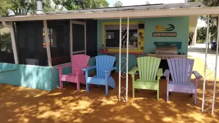 Tiki Tropical Retreat - directly on the clear Weeki Wachee River (not a canal) Отели в г. Уэки-Уочи-Гарденс