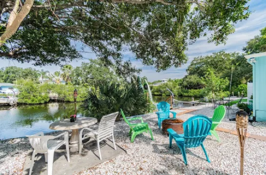 2/1 Waterfront Apt. Large Dock In 1 of W Florida's most desirable neighborhoods