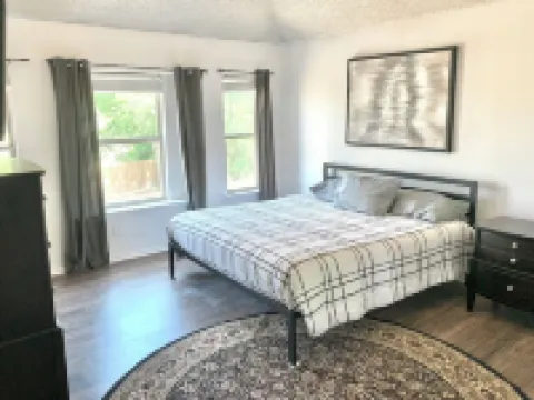 Spacious Family Friendly Retreat Centrally Located with Big Backyard 凱勒酒店