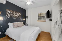 Bella Vista Cabin on the Lake with Hot Tub, Canoes, Beautiful Views, EV Charger.