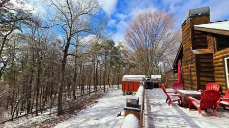 Charming Cabin with Game Room & Firepit Отели в г. Рейнджер