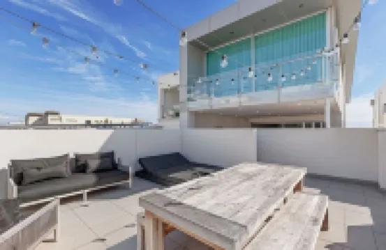 Henley Beachfront Luxury Home With Private Pool, Spa And Sauna!