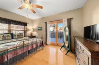 Cozy Log Cabin/Mountain Views & Rushing Creek/Pet-Friendly