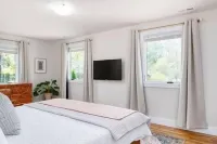 Luxury mountain oasis, hot tub & 15 mins to DT AVL, bring furry friends!