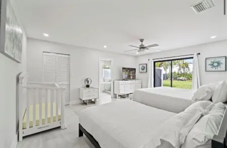 Stunning Villa with private pool on Tropical half acre of Paradise Отели рядом с достопримечательностью «Додж Сити Пикникс»