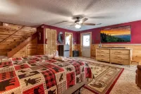 Mountain Views / Dog-Friendly & Fully Fenced Yard