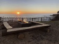 Spectacular Oceanfront, massive fenced yard, with Spa Mendocino Coast in Gualala