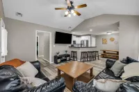 Charming 3-bedroom house w/KING Bed in Prime Location of Owasso w/WiFi