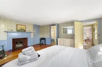 NEW Robert Manning Place•Historic 1824 Salem Home with Parking•Walk to Downtown