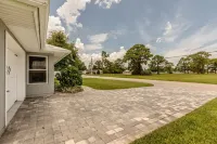 🍹🌞 Boater's Paradise!  Fenced Yard, Boat Parking, 6 miles to Beach!