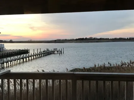 Bay Front Home with Amazing Sunset Views, Short block to Beach, centralA/C,kayak Отели рядом с достопримечательностью «Бичфронт»