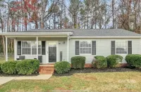 Cozy 3-bedroom villa in the heart of Charlotte!! Free WIFI & Private Parking Hot trends 주변 호텔