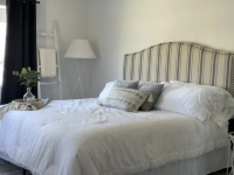 Modern Beach Cottage - Just Steps to the Ocean and down Town Cocoa Beach