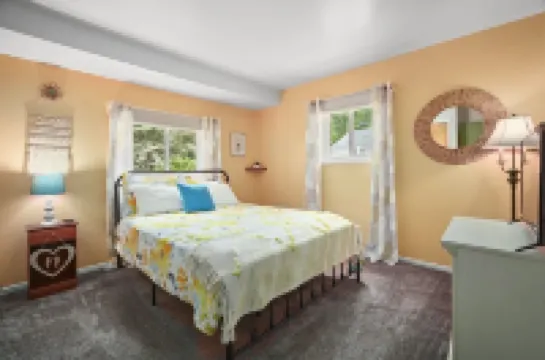 Cozy house-Near Cascades-Dog friendly-Large yard-Tranquil