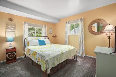 Cozy house-Near Cascades-Dog friendly-Large yard-Tranquil