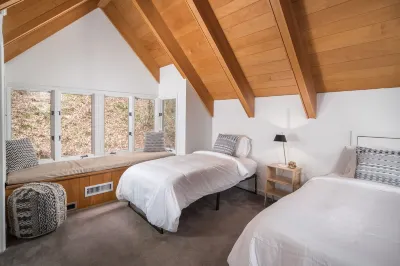 Stunning River Front Treehouse! Hotels near Alliance Bible Fellowship