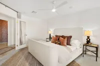 Quail Crossing-Modern Poolside Retreat w/Hot Tub. Close to remote JTree entrance Hotel a Twentynine Palms