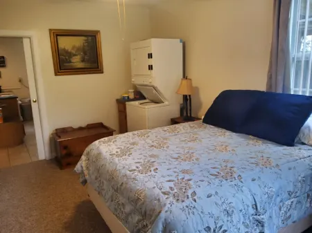 Beautiful country cottage with ease of access! Minutes to I-26, I-95 and Hwy 301