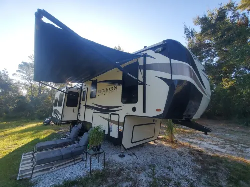 Luxury RV nested in a country setting,  Only 9 minutes from Sanford airport!