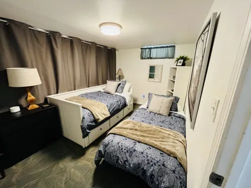 Large Modern 2 Bedroom near Ocean, Airport, and Seattle with private garage