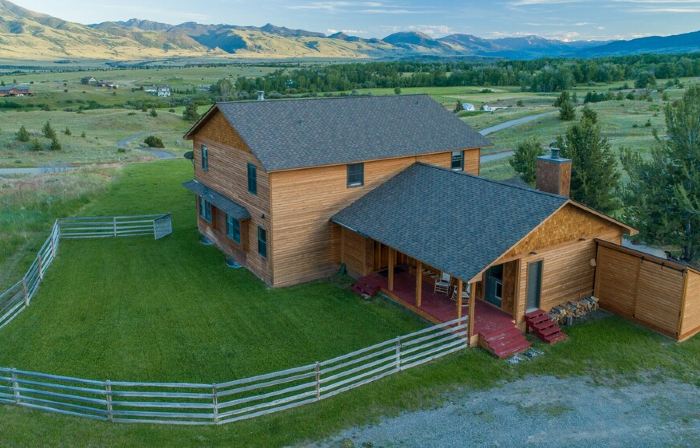 Near Chico Hot Springs, Hot Tub, 2 Fireplaces, IR Sauna, EV Charger, Foosball