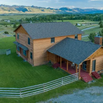 Near Chico Hot Springs, Hot Tub, 2 Fireplaces, IR Sauna, EV Charger, Foosball