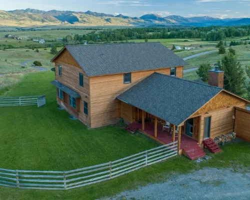 Near Chico Hot Springs, Hot Tub, 2 Fireplaces, IR Sauna, EV Charger, Foosball Hotels in Emigrant