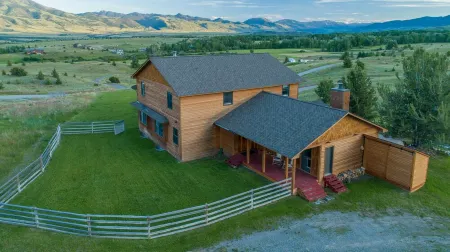 Near Chico Hot Springs, Hot Tub, 2 Fireplaces, IR Sauna, EV Charger, Foosball