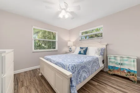 Coastal Cottage / 1 Mile to Hobe Sound Public Beach