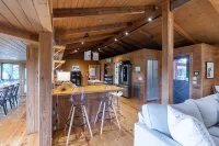 The Red House: Panoramic Views and Walk to Town