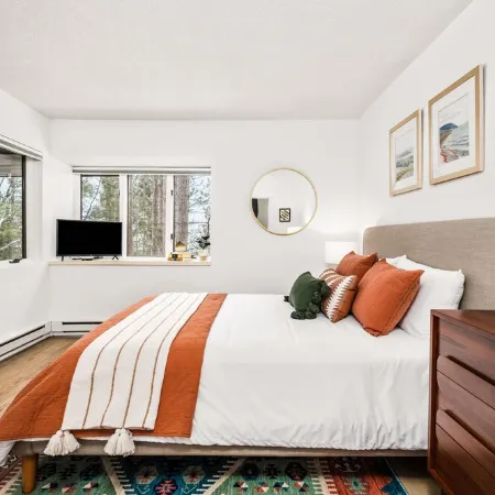 Hawks Nest Hideaway - 2 Bed 2 Bath - Screened In Deck