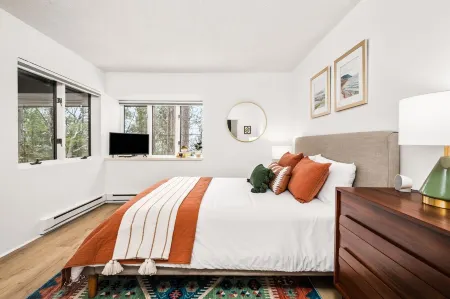 Hawks Nest Hideaway - 2 Bed 2 Bath - Screened In Deck Отели в г. Глен Арбор Тауншип