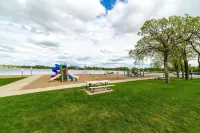 Sunset Retreat 4 Seasons Lake Home - Pedal Boat, Canoe & Kayak