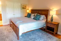 Treetop Hideaway with mountain views. 1000 sq. ft. 10 min to downtown Asheville!