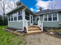 Charming cottage 2blks to town, walking distance to beach & restaurants, hot tub