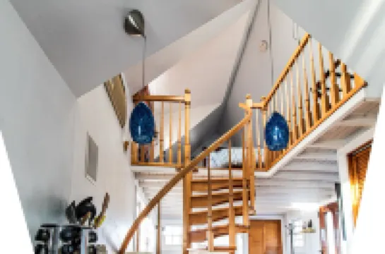 Luxury 1900's romantic retreat steps from the beach - King Suite!