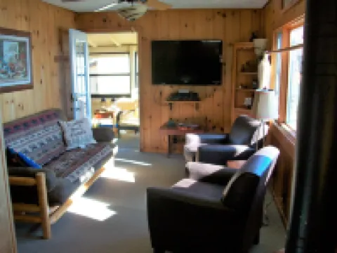 Cozy 2 Bedroom Cabin With Gas Fireplace
