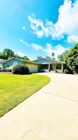 Lake Hartwell House - Sunsets & Deep Water Dock - Close to Clemson & Anderson Отели в г. Андерсон