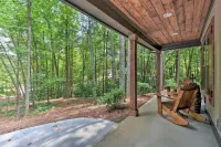 Stunning Woodsy Retreat w/ Hot Tub + Firepit Near Vineyards/Orchards/Downtown