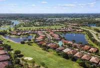 Beautiful Home with Pool on Golf Course in Lely فنادق في Lely Resort