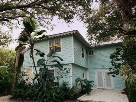 Unwind at Our Beautifull Dog Friendly Beach with Private Access!