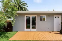 Newly Renovated Modern Home w/ Pool, Jacuzzi, Pool Table - Close to All Hotels near Marukai