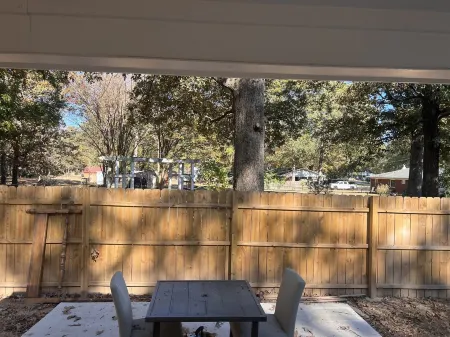 Cool and Calm 4bd  4ba close to all amenities in the city, Отели в г. Монро