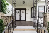 Boston Luxury Home, Free parking, 5 mins to the Casino, 10 minutes to airport. Hotels in Everett