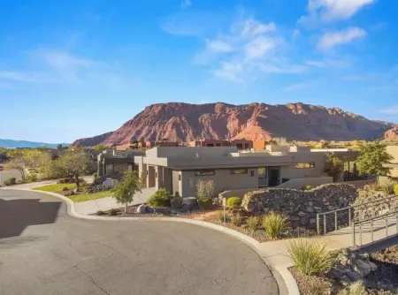 Luxury 4-bedroom Retreat- stellar red rock views – St. George's Premier Getaway