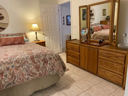 Centrally located for all Gainesville UF activities, shopping or hospitals.