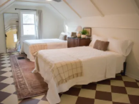 Charming Home Away From Home! Hotels in Cedar Falls