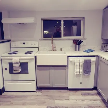 4 Bedroom/3 Bath Upper Level Remodeled Shop, in town, fully loaded for up to 12!