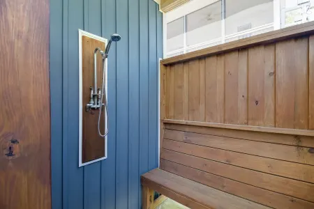 Fabulous place close to all that Oak Island has to offer!