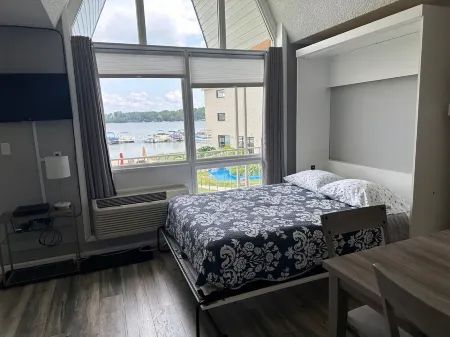 Lakefront Condo on Crooked Lake, Family-Friendly, Boat Slip Available Отели рядом с достопримечательностью «Заказник Менонаква Вудс»